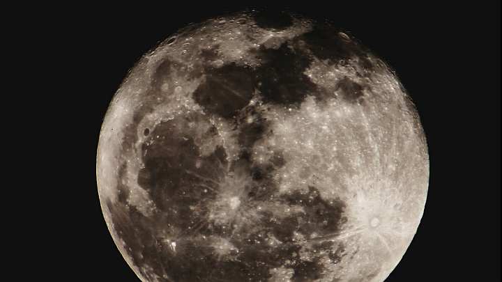 Huge full moon rise 2600mm zoom realtime 1280x720 Time: 01:17